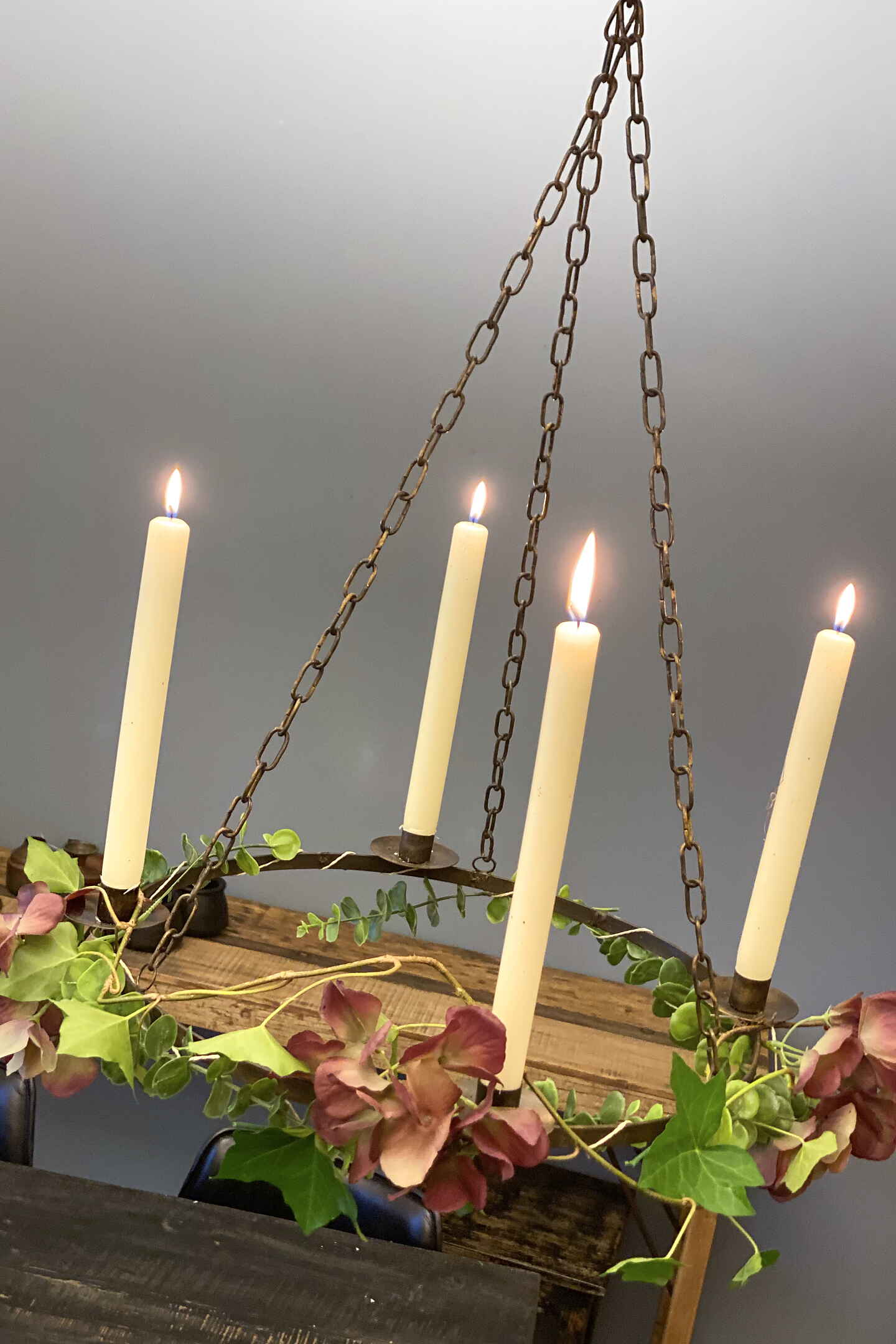 Ljuskrona i shabby chic stil med levande ljus