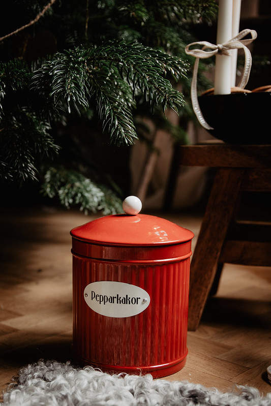 Tin box with lid for gingerbread cookies - Red