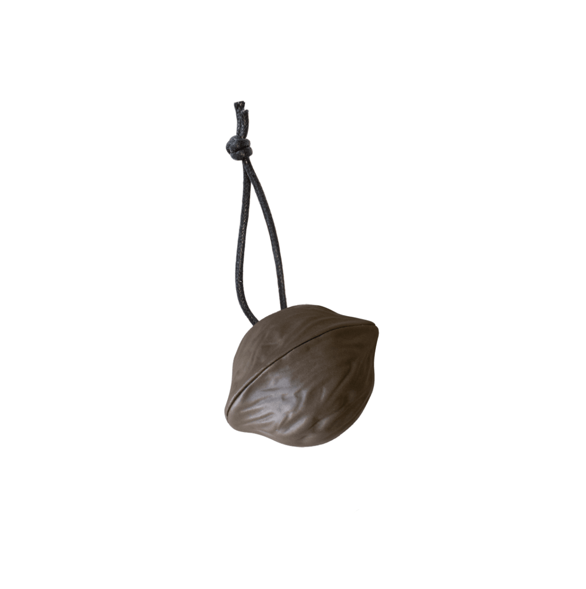 Hanging Walnut - Dust - Hängande Valnöt - 4x5 cm - DBKD - 2