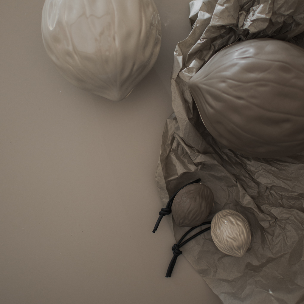 Hanging Walnut - Dust - Hängande Valnöt - 4x5 cm - DBKD - 3
