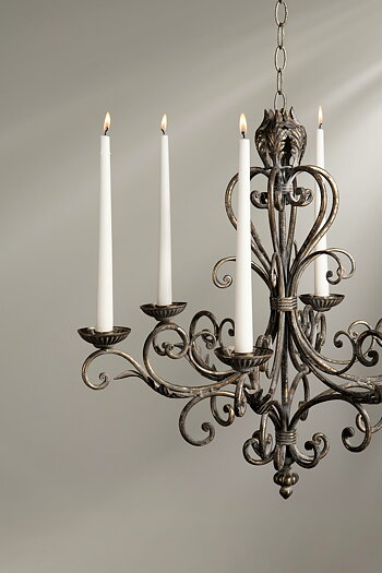 Ljuskrona i shabby chic stil med levande ljus