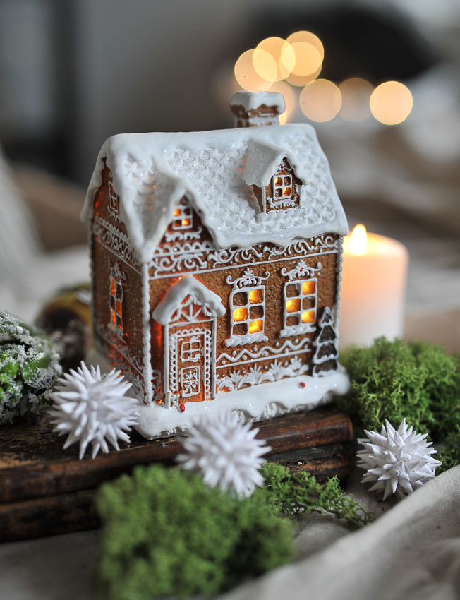 Pepparkakshus med ledbelysning - 10x8 cm - 2