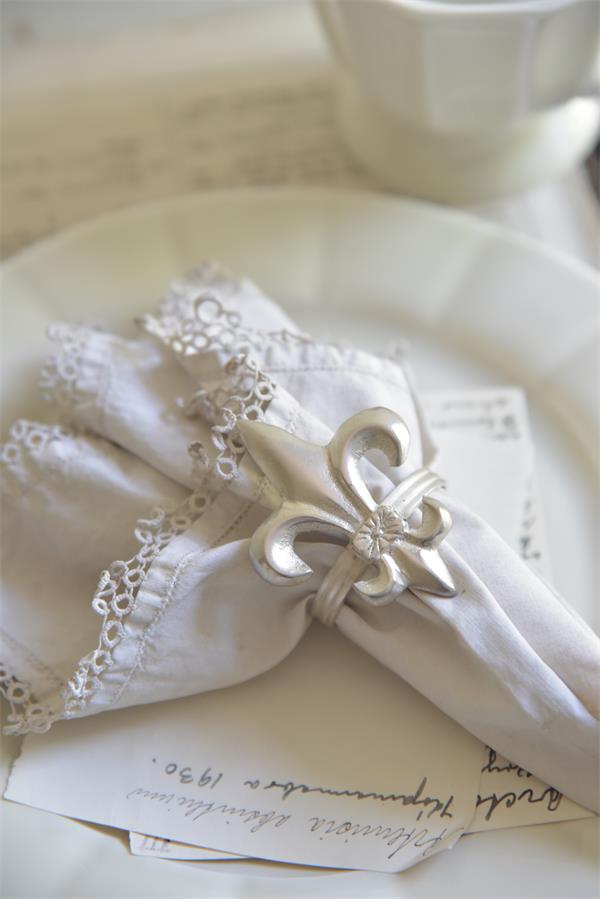 Napkin ring with French lily - Antique silver