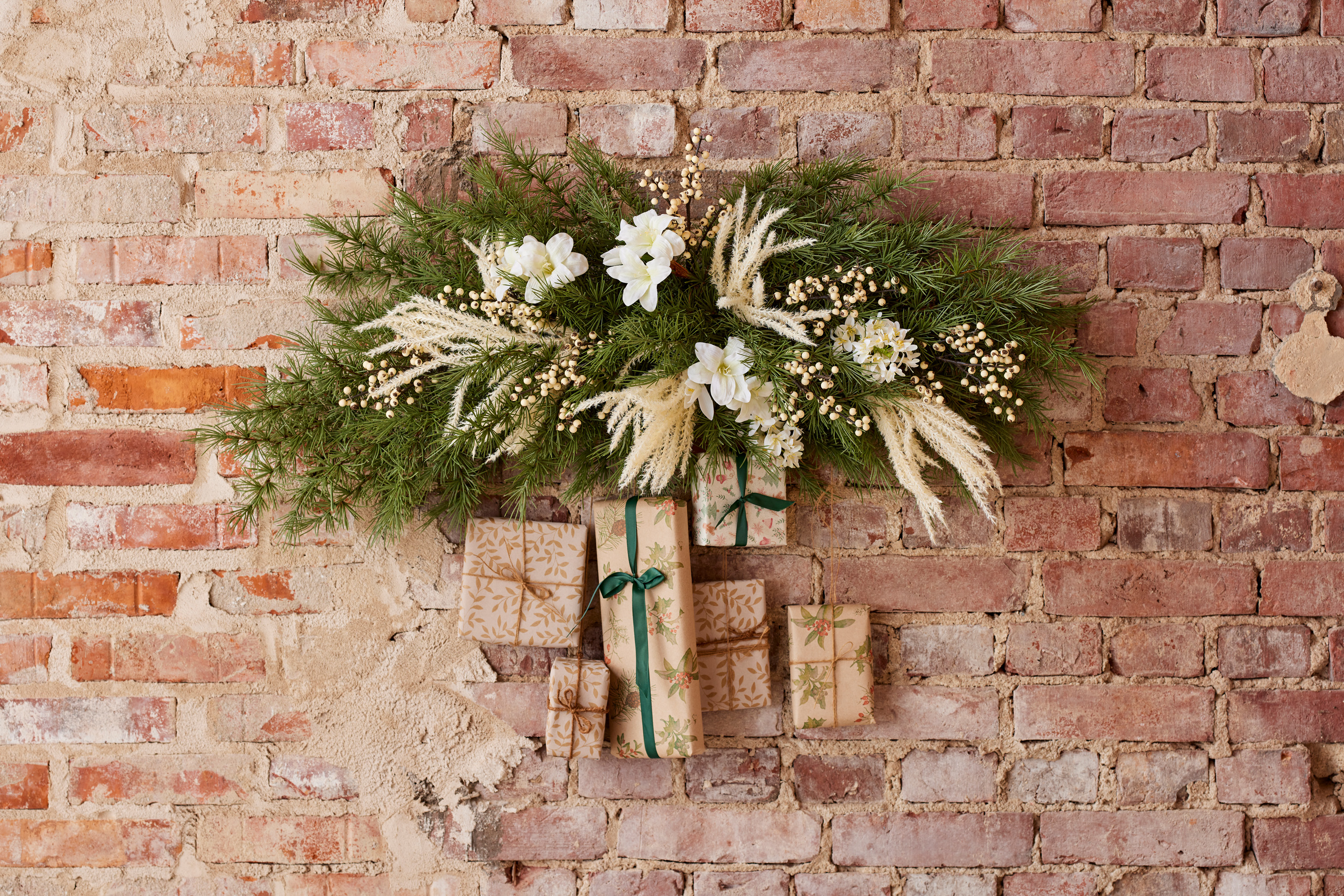 Decoration with fir/pine cones - 60x45 cm - 3
