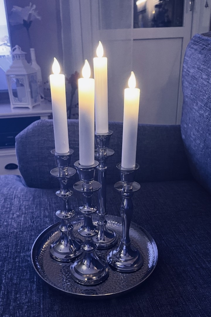 BRICKA MED 4 LJUSSTAKAR SILVER - EXKLUSIV - 4