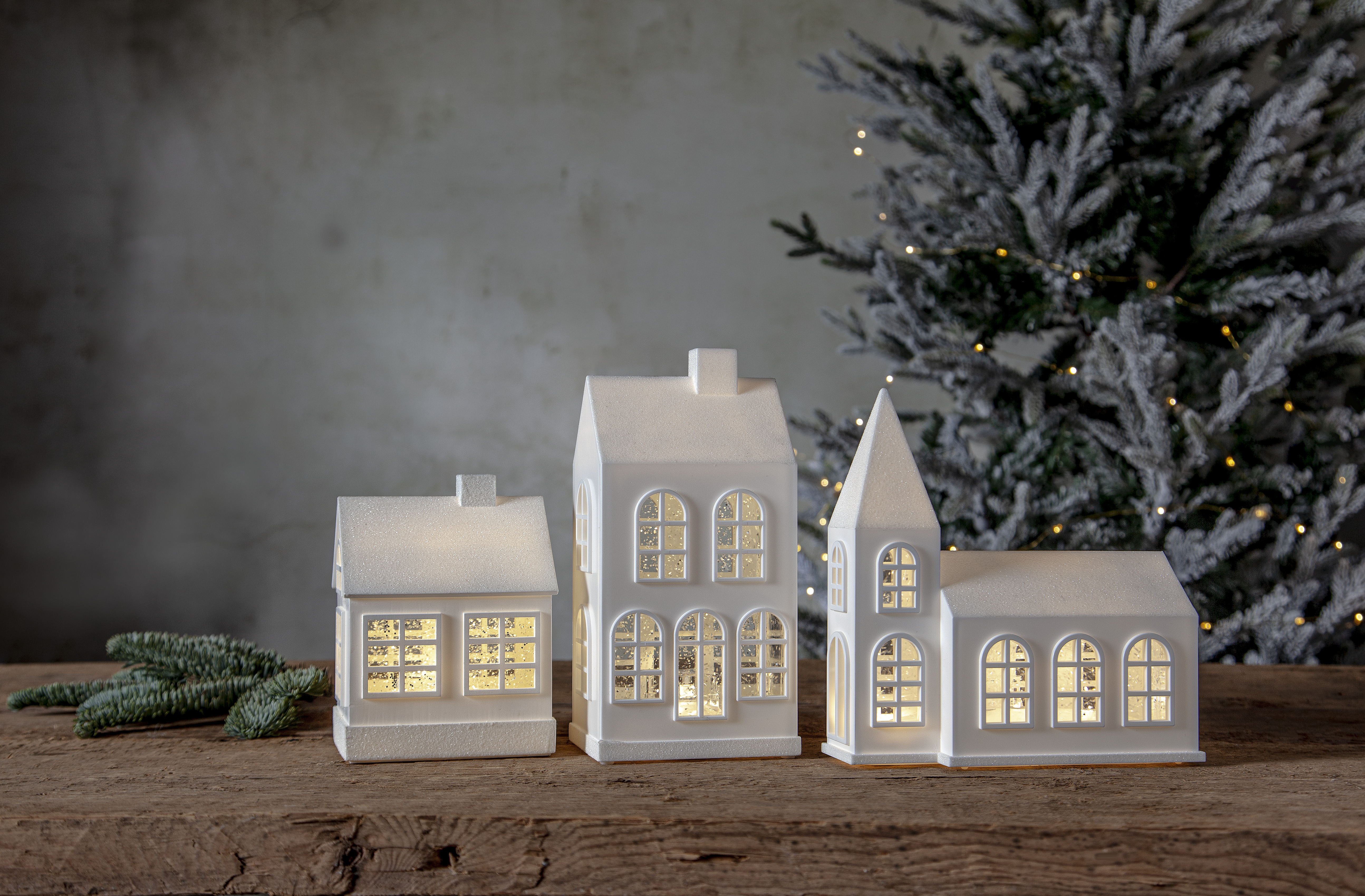 Kyrka med belysning - Batteridriven - Timer - 20,5x19,5 cm - 3