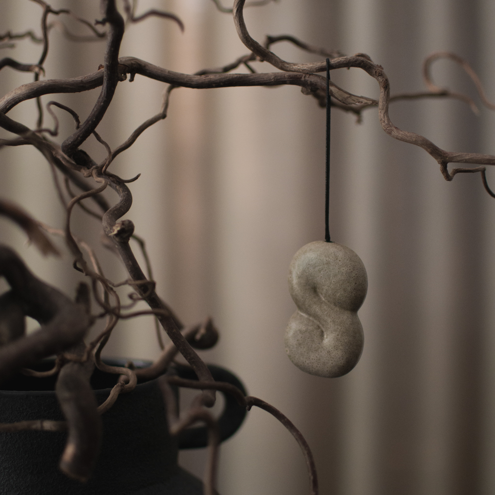 Hanging Bun - Beige - Hängande Lussekatt - 6x4 cm - DBKD - 3