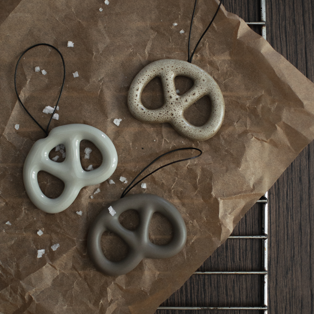 Hanging Pretzel - Beige - Hanging Pretzel - 7x5 cm - DBKD - 2
