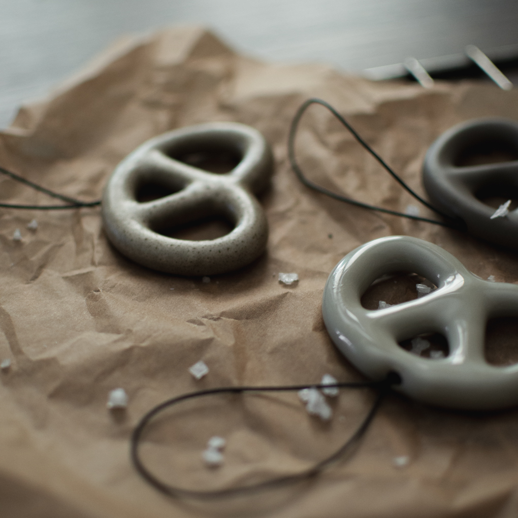 Hanging Pretzel - Beige - Hanging Pretzel - 7x5 cm - DBKD - 3