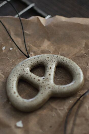 Hanging Pretzel - Beige - Hängande Kringla - 7x5 cm - DBKD