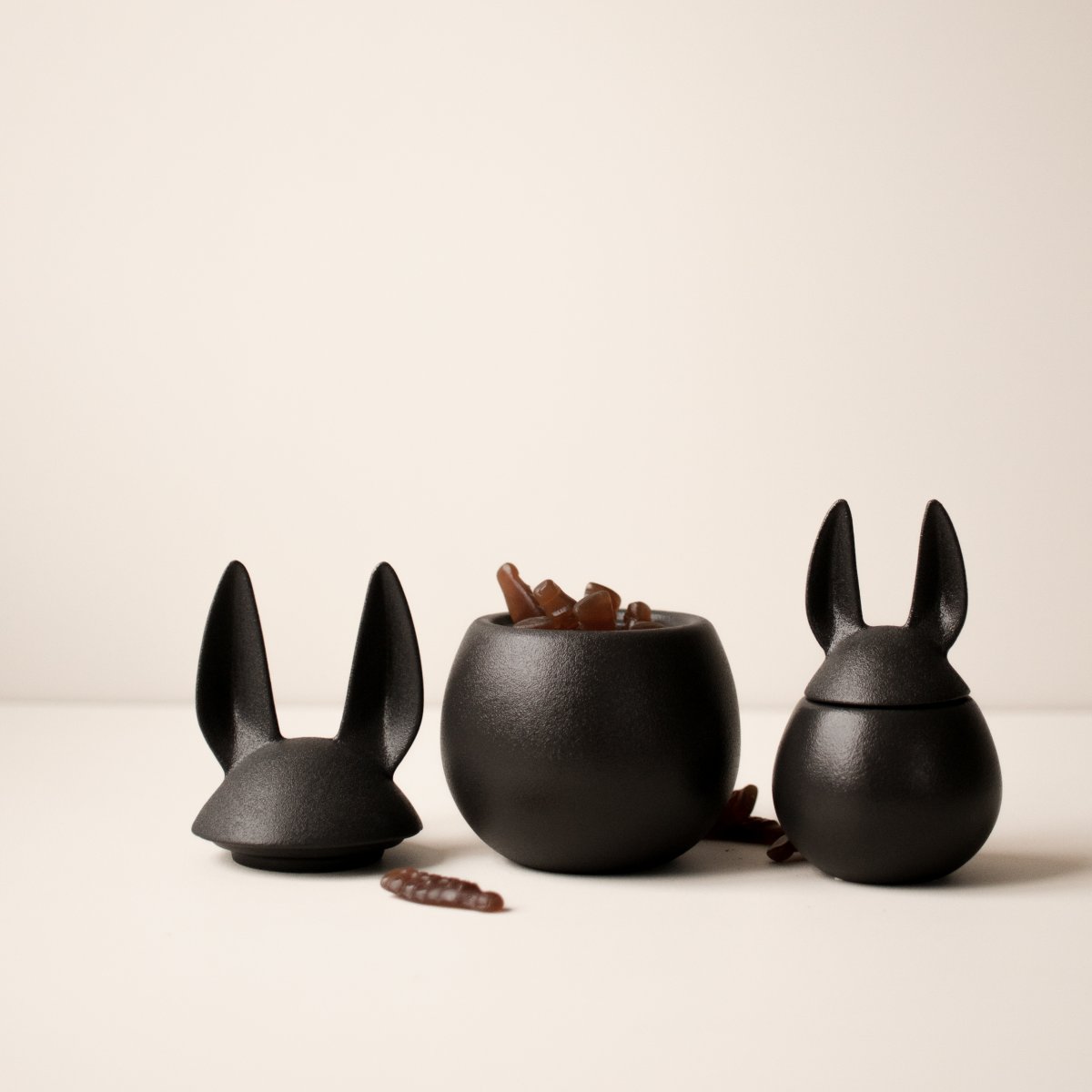 Eating Rabbit - Påskägg - Skål med lock - Kanin - Hare - Svart - Small - DBKD - 4