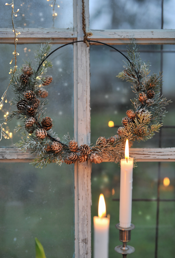 Wreath with fir branches and pine cones - Ø30 cm - 2