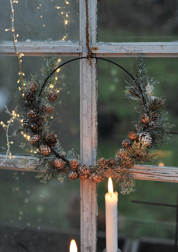 Wreath with fir branches and pine cones - Ø30 cm - 3