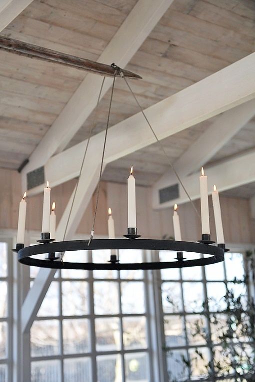 Ljuskrona i shabby chic stil med levande ljus