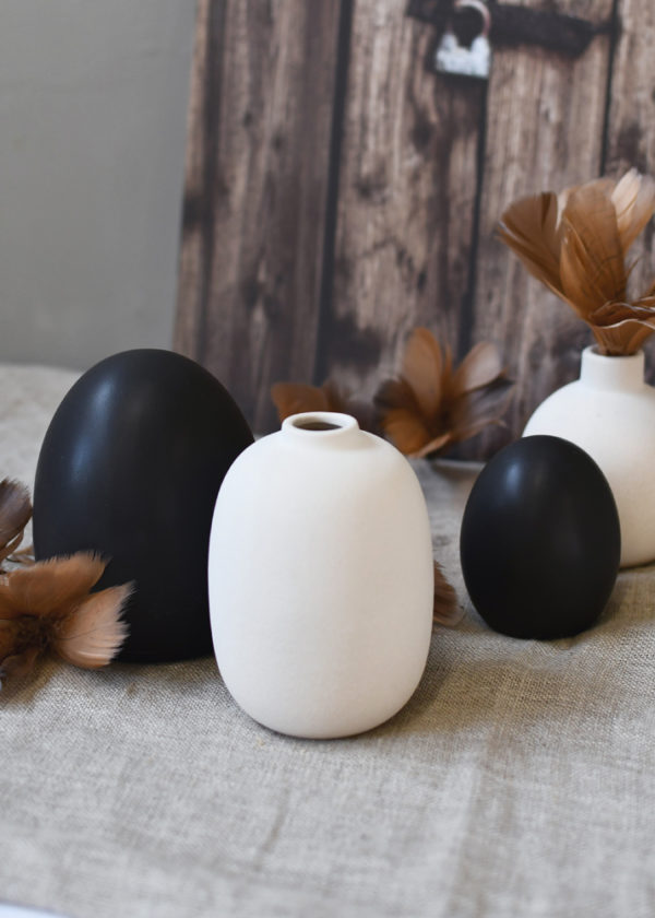 Oval white vase - 8x11 cm - 4