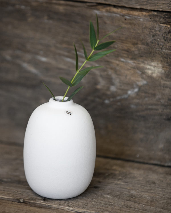 Oval white vase - 8x11 cm - 3