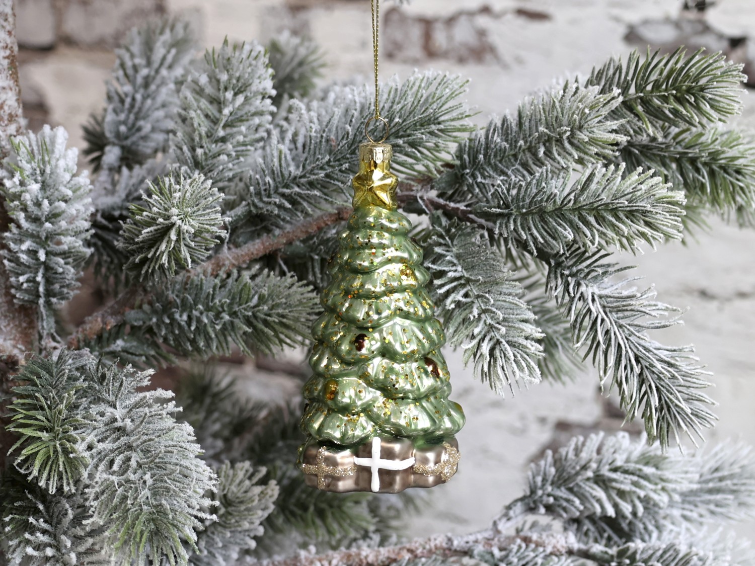 Julgran med paket för upphängning 