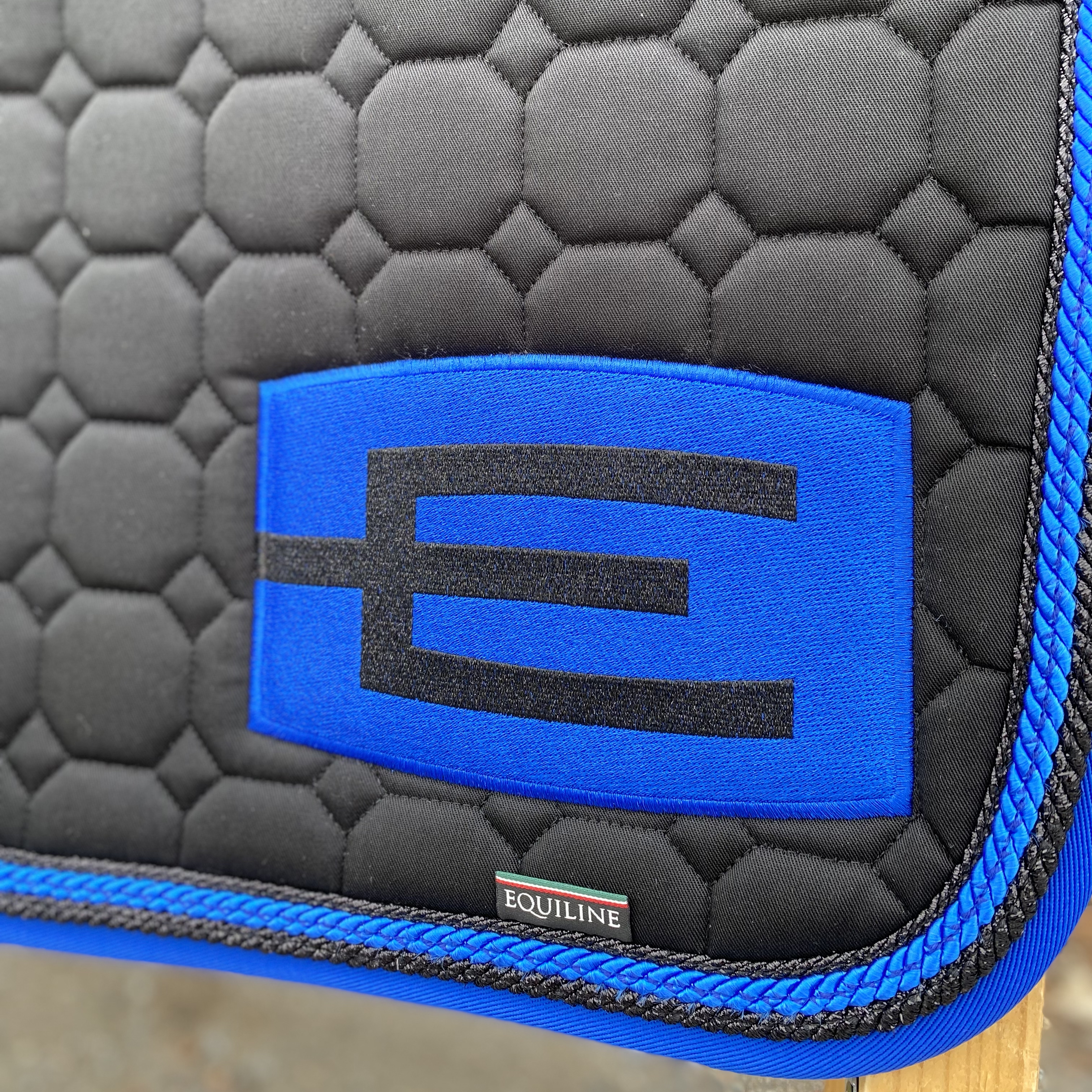 EQUILINE HOPPSCHABRAK SVART/ROYALBLUE E-LOGGA, KANTBAND + 3 PASSPOALER - 2