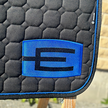EQUILINE HOPPSCHABRAK MED E-LOGGA BLACK/ROYALBLUE P374