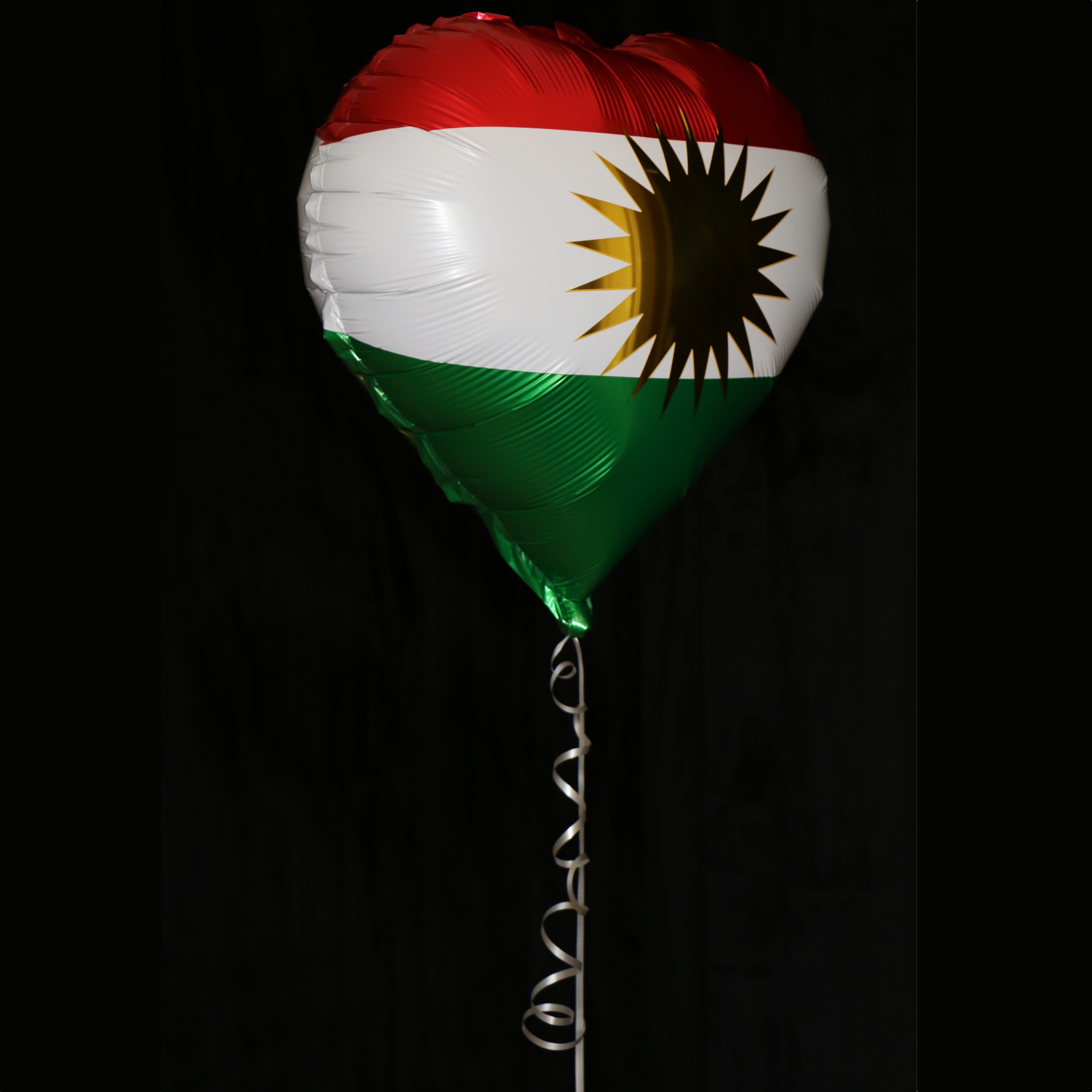 HJÄRTA MED KURDISKA FLAGGAN
