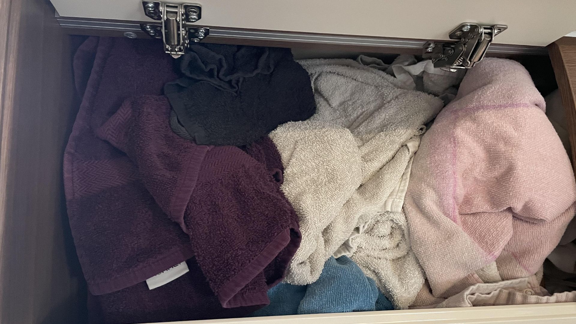 Kläder och andra lätta objekt bör placeras i överskåpen