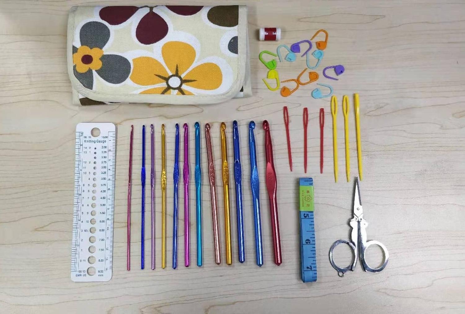 N053 - Set med 12 st. virknålar plus måttsticka, måttband etc.