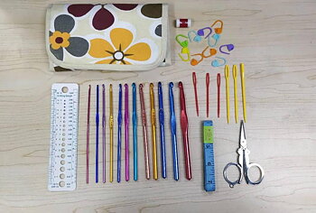 N053 - Set med 12 st. virknålar plus måttsticka, måttband etc.