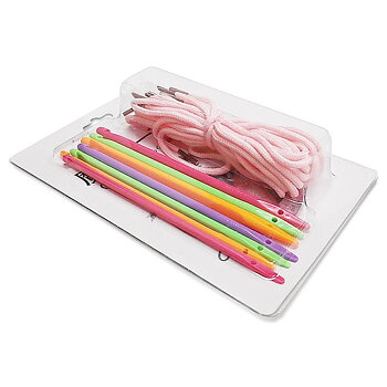 N106 - Set med 7 st. virknålar i plast med garn