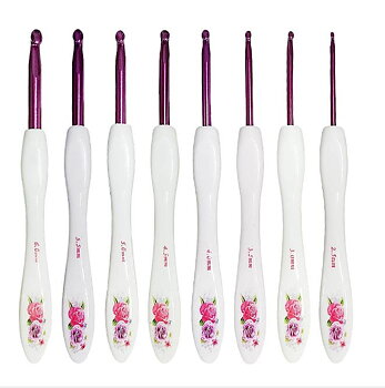 N033 - Set med 8 st. ergonomiska virknålar med snyggt vitt skaft