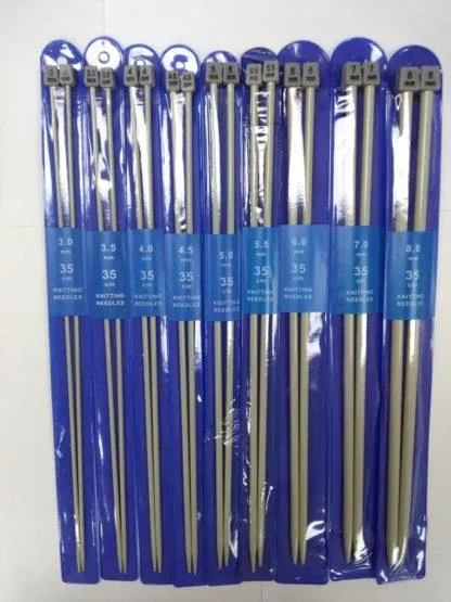 11 parin sarja 25 cm:n alumiinisia neulepuikkoja.
