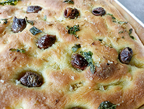 Focaccia med oliver och rosmarinolivolja