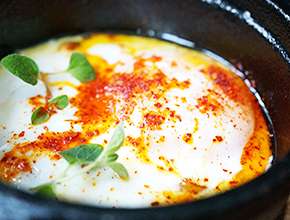 Bakat ägg med balsamicokaramelliserad lök