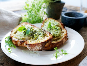 Pesto med edamamebönor och mynta