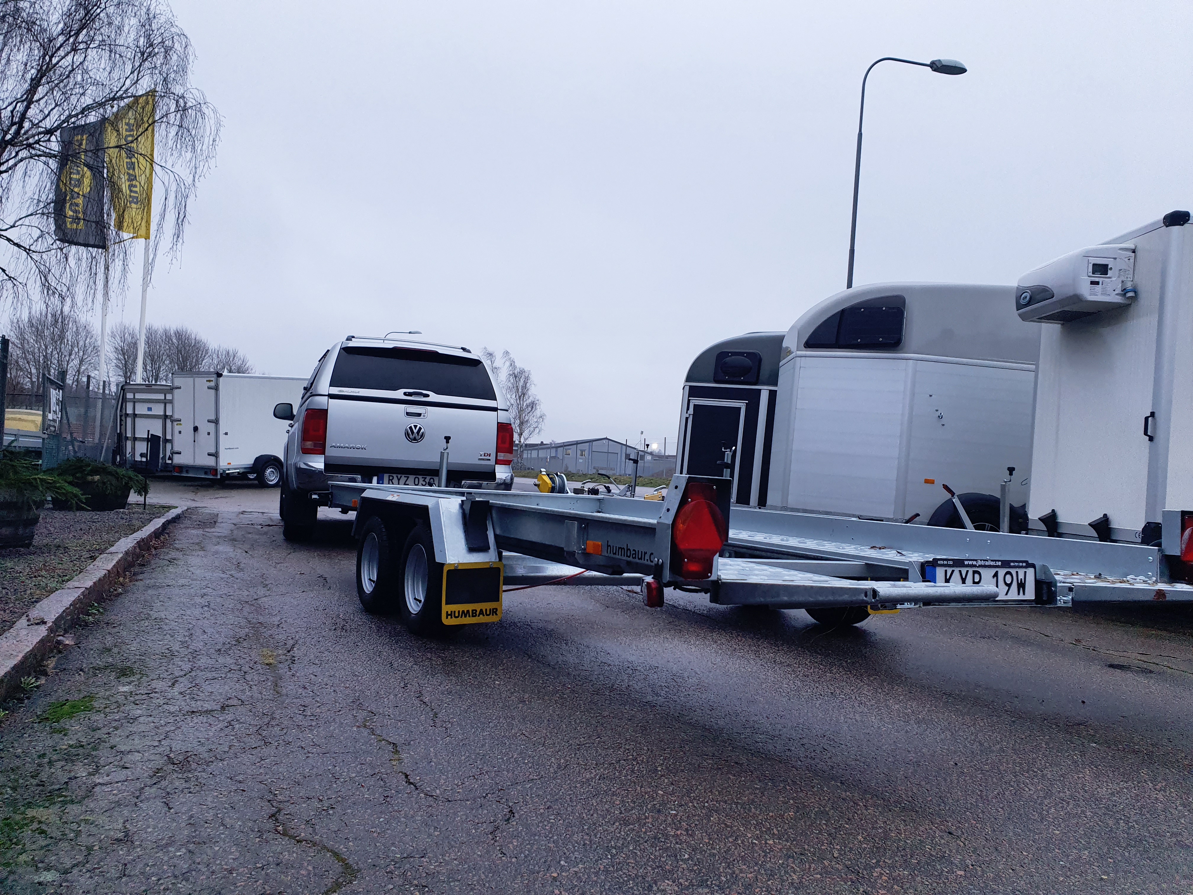 Den lokala bilverkstaden i Getinge TWR AB behövde nytt bilsläp och självklart handlade han ett HUMBAUR från den lokala butiken JB Trailer AB 