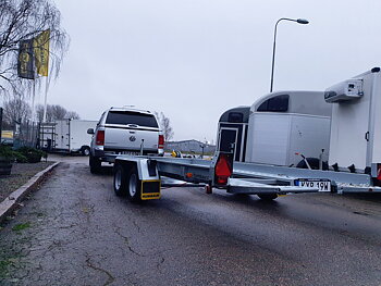 Den lokala bilverkstaden i Getinge TWR AB behövde nytt bilsläp och självklart handlade han ett HUMBAUR från den lokala butiken JB Trailer AB 