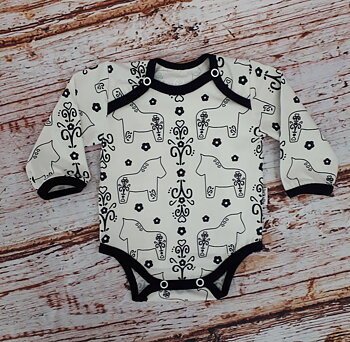 Body i vitt med svarta dalahästar