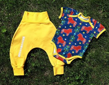 Set med body och baggybyxa (mörkblå med röda hästar)
