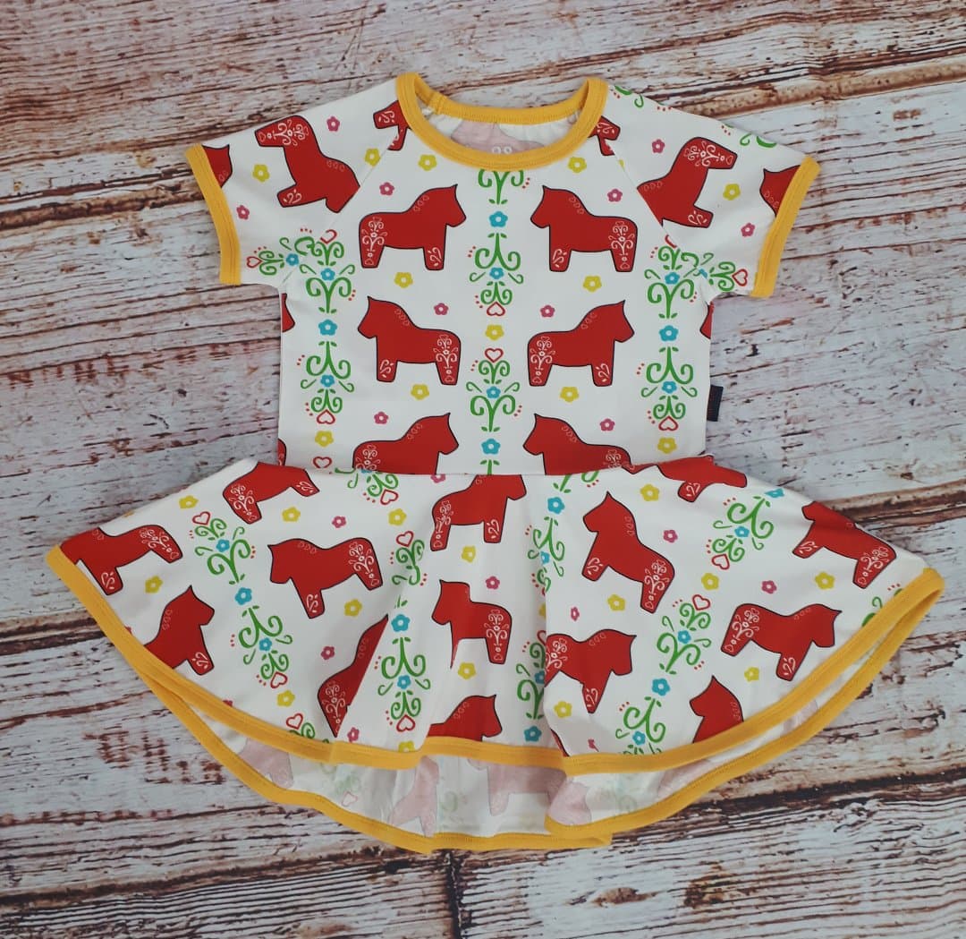 Peplum tunic i vitt med röda dalahästar