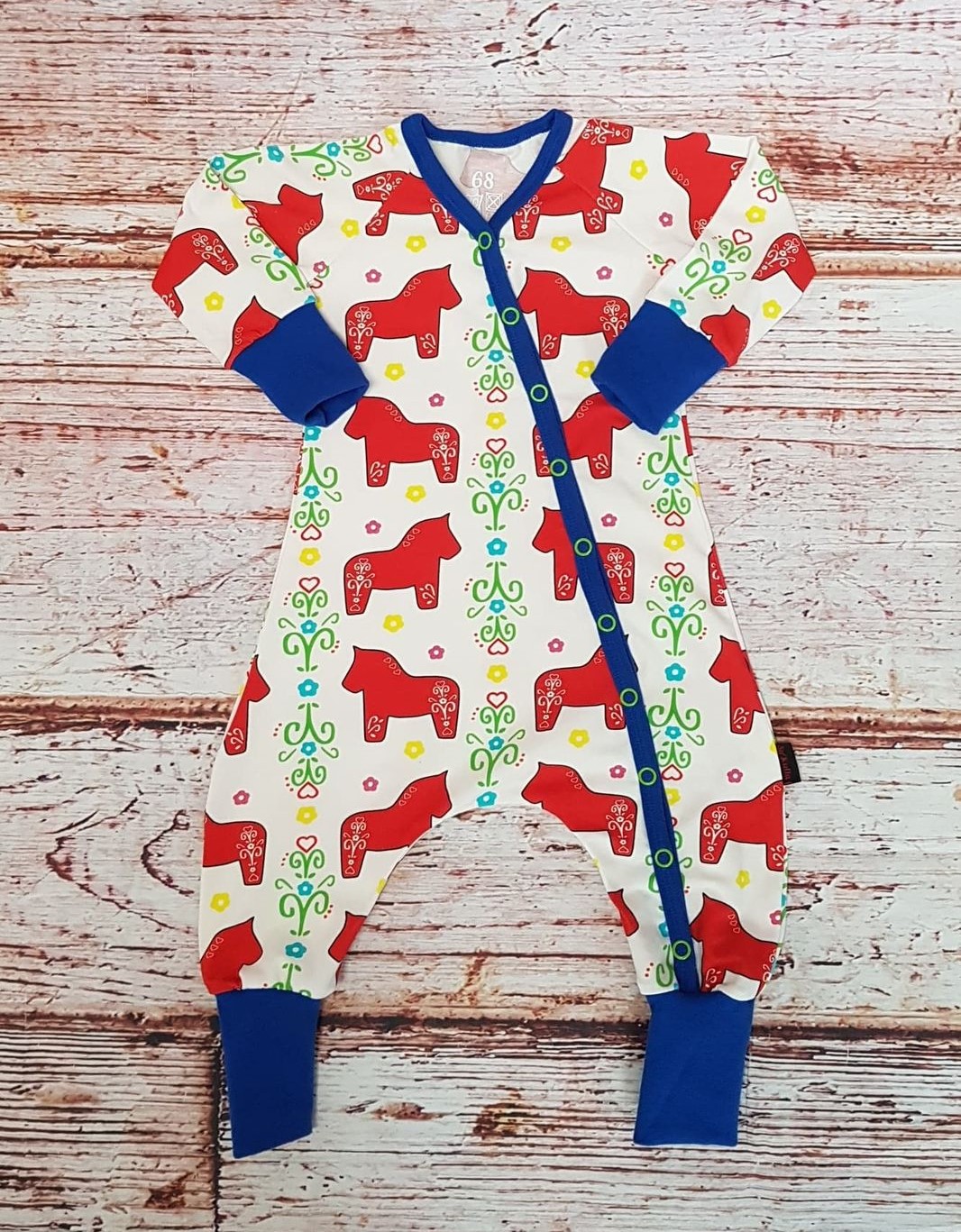 Heldress i vitt med röda dalahästar - 2