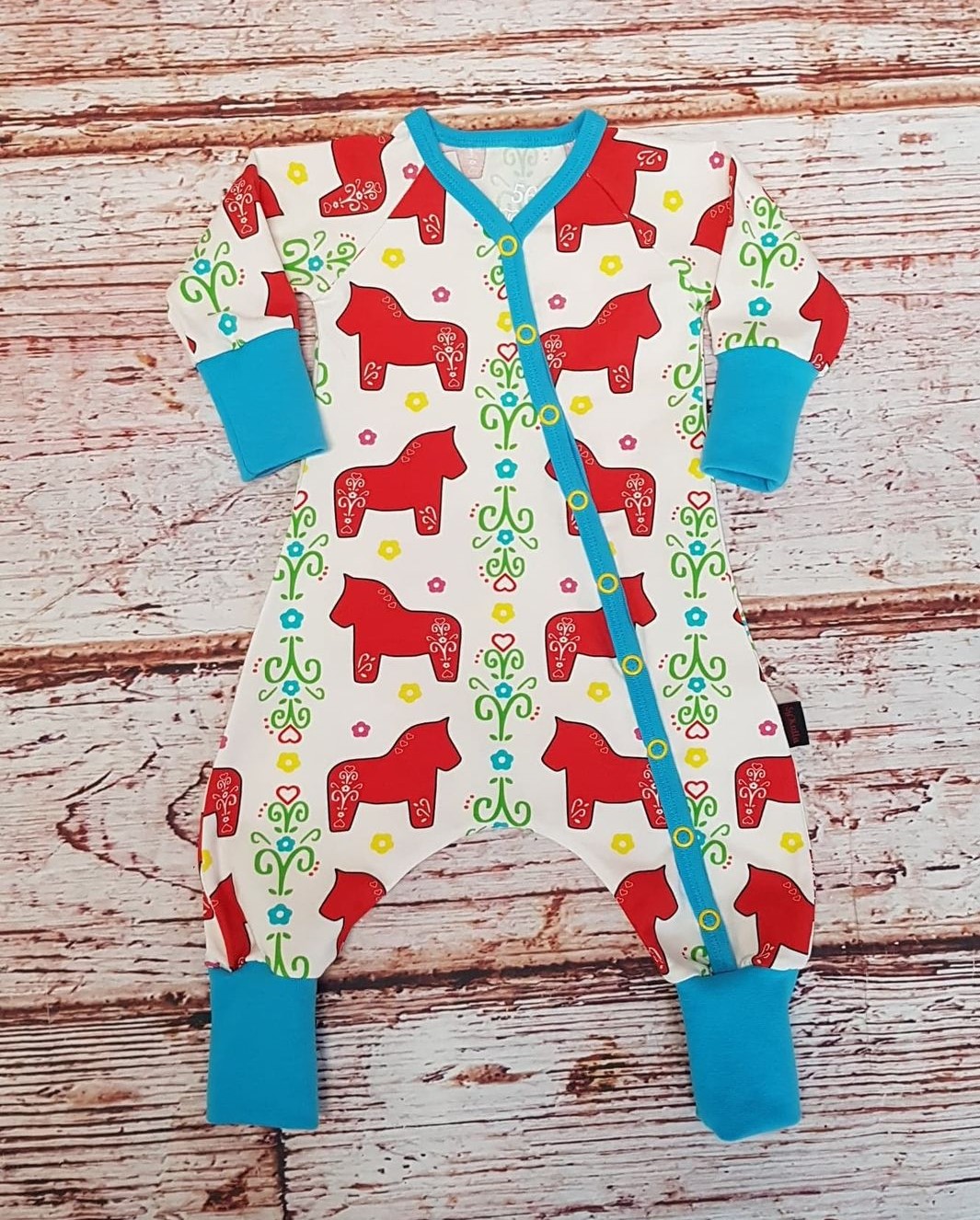 Heldress i vitt med röda dalahästar - 4