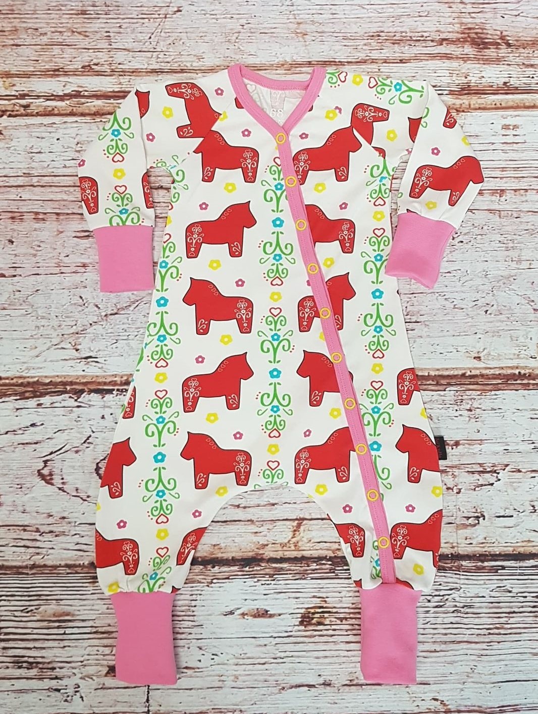 Heldress i vitt med röda dalahästar - 3
