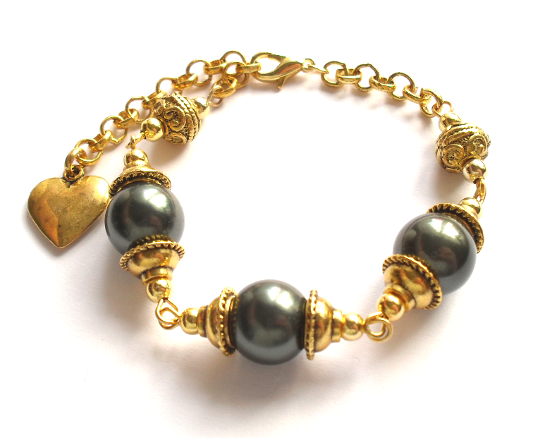 Armband med snäckskalspärlor