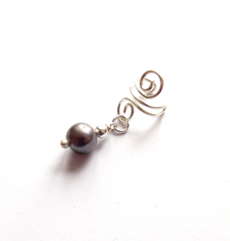 Ear cuff med mörkgrå odlad pärla