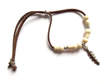 Armband med fjäder