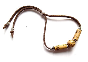 Armband med träpärlor