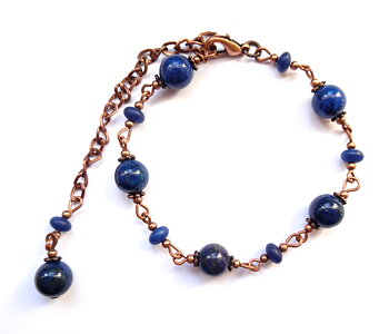 Armband med pärlor av lapis lazuli