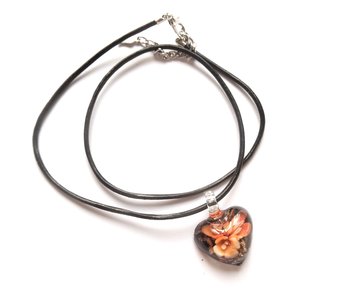 Halsband med hänge av glas