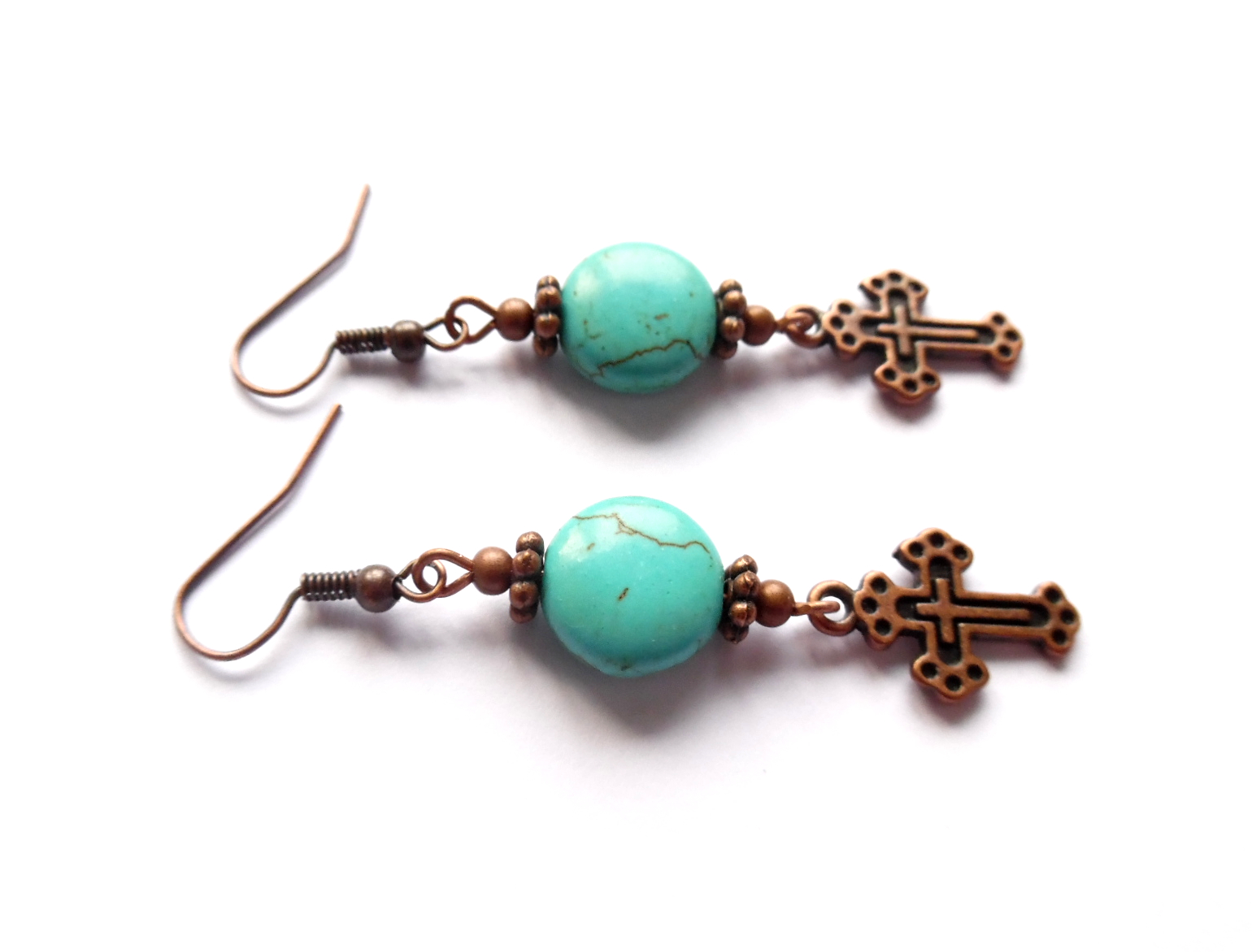 Örhängen med pärlor av howlite - 2