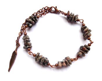 Armband med pärlor av fossil agat