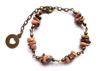 Armband med pärlor av rhodonit